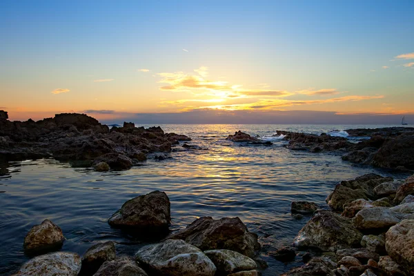 Захід сонця на скелястому узбережжі Чорного моря — стокове фото