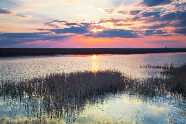 Zachód słońca nad jeziorem — Zdjęcie stockowe