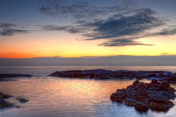 Deniz ve gün batımı, rock — Stok fotoğraf