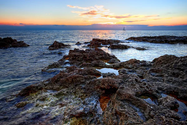 Západ slunce na skalnaté pobřeží Černého moře — Stock fotografie