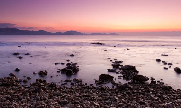 Kleurrijke zonsopgang op de rotsachtige kust van de Zwarte Zee — Stockfoto