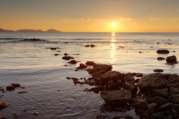 Alba sulla costa rocciosa del Mar Nero — Foto Stock