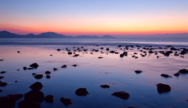 Východ slunce na skalnatém pobřeží — Stock fotografie