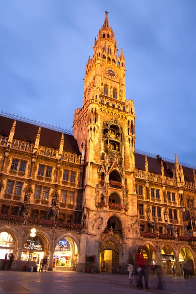 Münih'teki marienplatz Belediye binasında gece görünümü — Stok fotoğraf