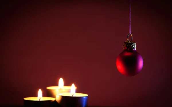 Hořící svíčky s vánoční koule — Stock fotografie