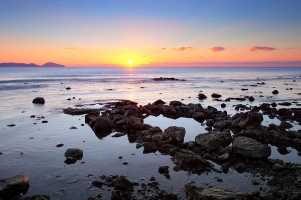 Барвистий схід сонця на скелястому узбережжі — стокове фото