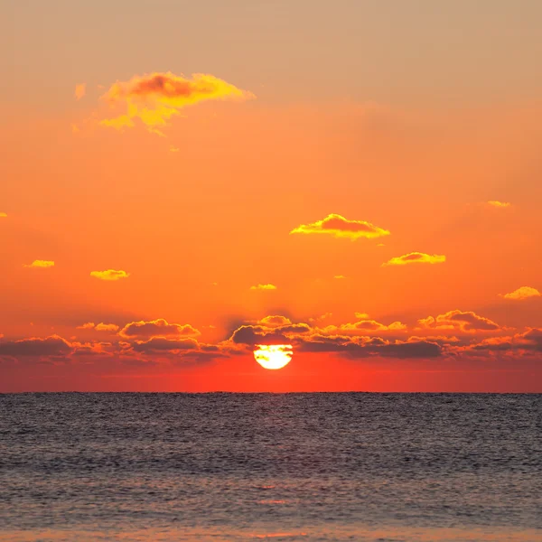 Rode zonsopgang op de zee — Stockfoto