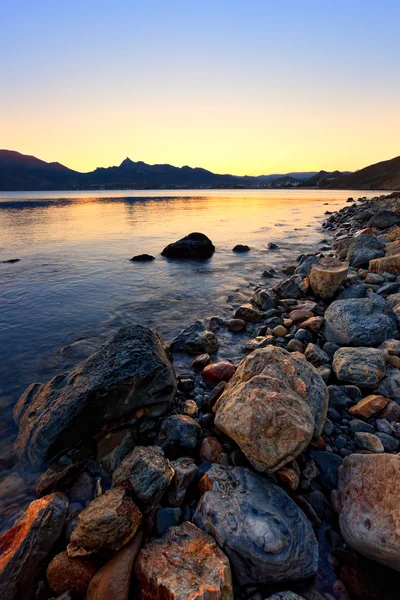 Pôr do sol na costa rochosa do mar Negro — Fotografia de Stock
