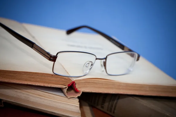 Книги и очки — стоковое фото