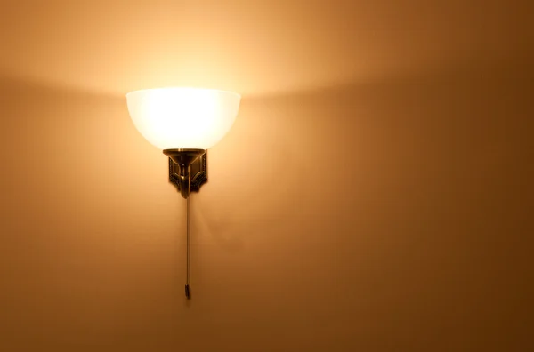 Классическая подсветка на стене — стоковое фото