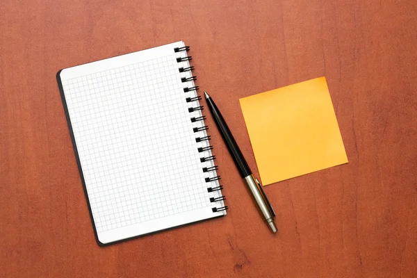 Kalem ve hatırlatma notu ile not etmek — Stok fotoğraf