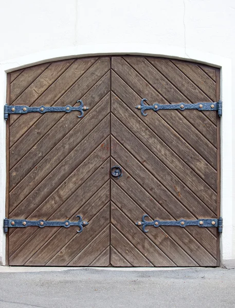 Vecchia porta di legno in una parete — Foto Stock