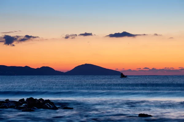 Alba sul Mar Nero con silhouette di in barca — Foto Stock