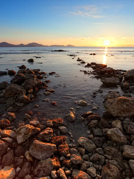 Восход солнца на скалистом побережье Черного моря — стоковое фото