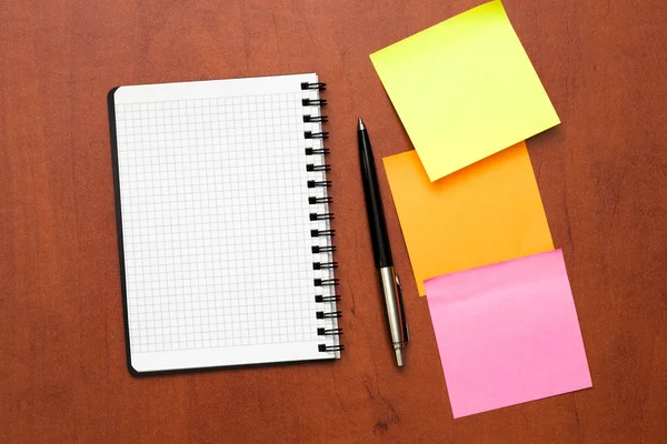 Notepad with pen and reminder notes — Stock Photo, Image