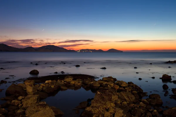 Amanecer en la costa rocosa del Mar Negro — Foto de Stock
