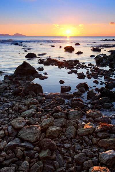 Sunrise kayalık deniz kenarı — Stok fotoğraf
