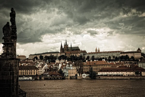 Rivière Vltava et paysage urbain de Prague — Photo