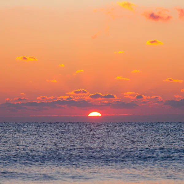 Rode zonsopgang op de zee — Stockfoto