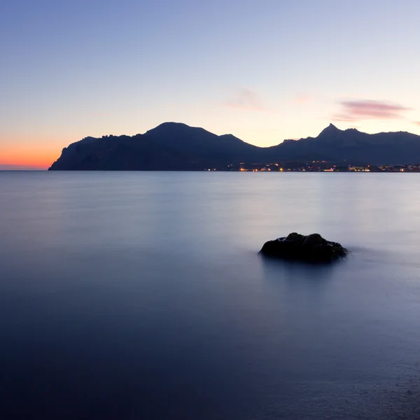 Twilight čas na skalnaté pobřeží moře — Stock fotografie