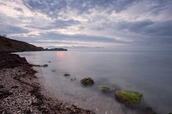 Salida del sol nublado en la costa rocosa del mar Negro — Foto de Stock
