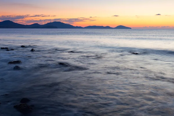 Красочный восход солнца на скалистом побережье — стоковое фото
