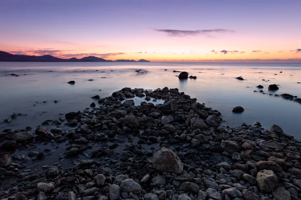 Nascer do sol colorido na costa rochosa — Fotografia de Stock