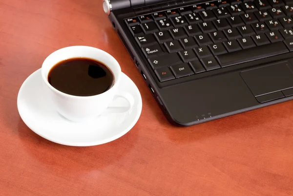Šálek kávy s laptopem — Stock fotografie