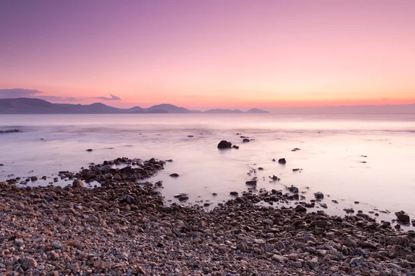 Nascer do sol colorido na costa rochosa — Fotografia de Stock
