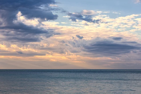 Stürmischer Himmel über dem Ozean — Stockfoto
