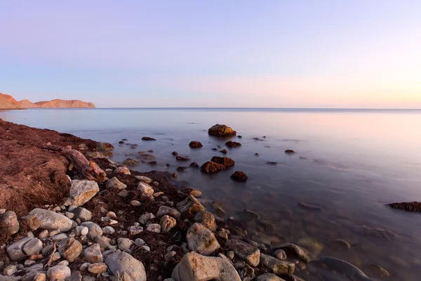 Kayalık deniz kıyısında günbatımı — Stok fotoğraf