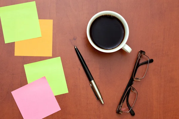 Lembrete notas, caneta e copos com xícara de café — Fotografia de Stock