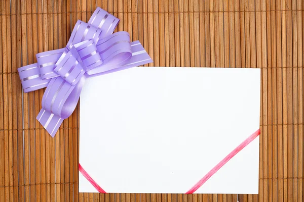 Arco violeta com cartão de papel — Fotografia de Stock