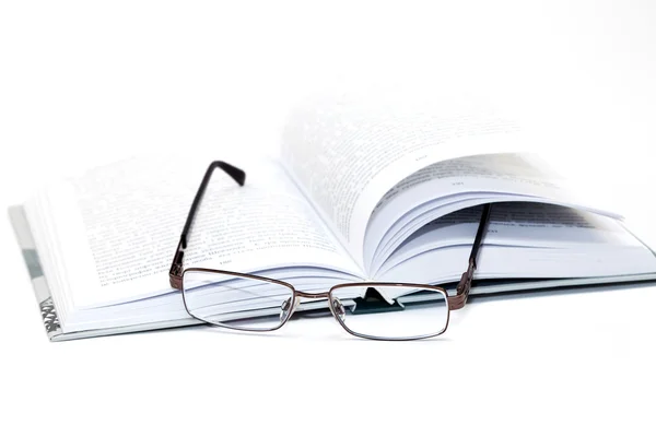 Bril op een open boek — Stockfoto