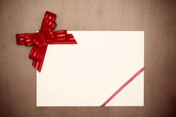 Estilo vintage arco vermelho com cartão de papel — Fotografia de Stock