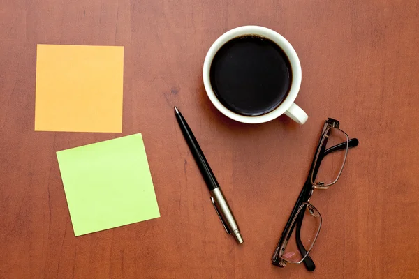 Notas recordatorio, bolígrafo y vasos con taza de café —  Fotos de Stock