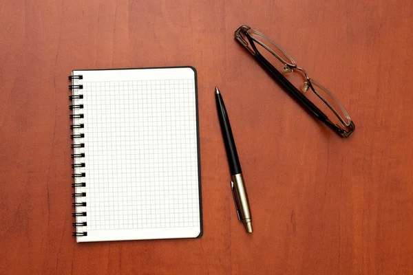 Brille, Notizblock mit Stift — Stockfoto