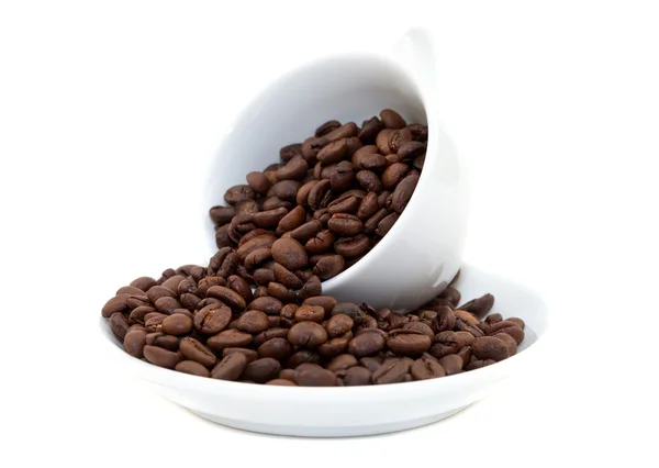 Белая чашка с кофейными зернами — стоковое фото