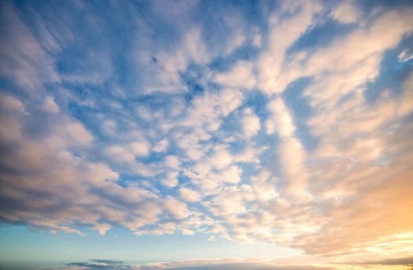 Renkli dramatik bulutlu gökyüzü — Stok fotoğraf