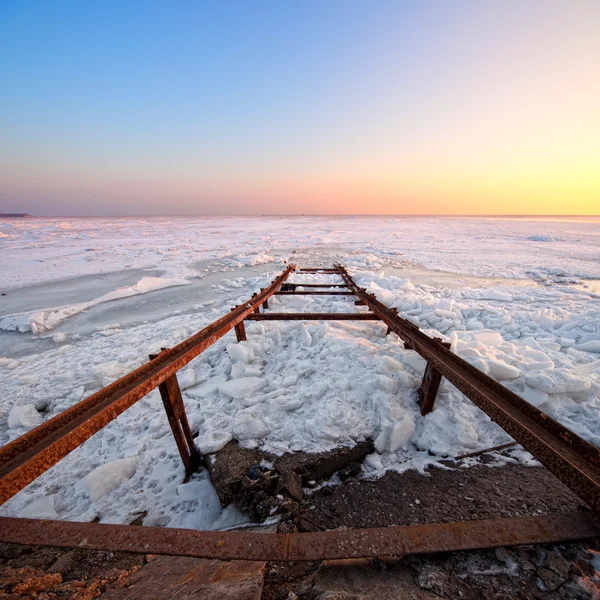 Mer gelée avec jetée cassée — Photo