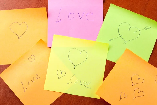 Aantekeningen op papier met liefde en harten — Stockfoto