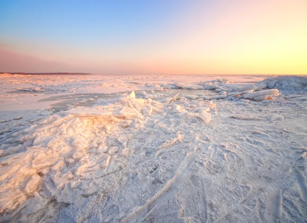 Zimowy krajobraz z zamarzniętym morzem — Zdjęcie stockowe