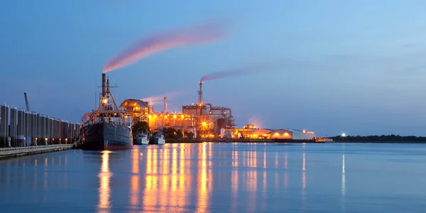Chemical plant with ships — Stock Photo, Image