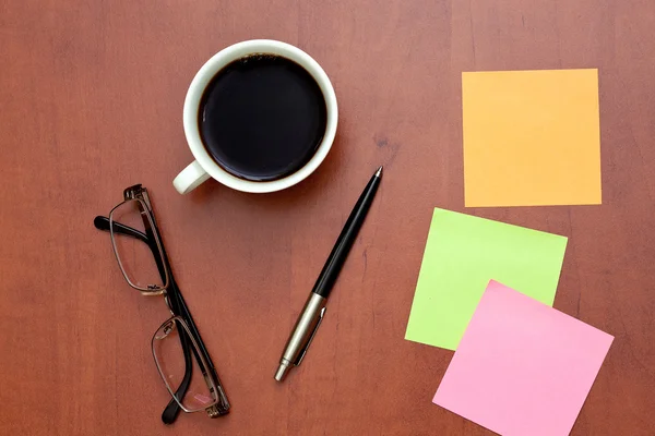 Notas recordatorio, bolígrafo y vasos con taza de café —  Fotos de Stock