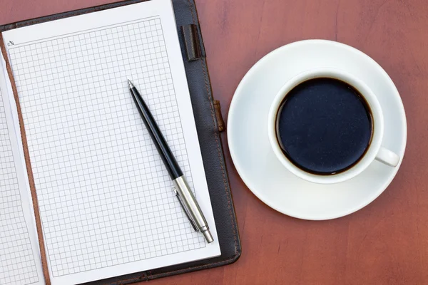 咖啡杯子、 笔记本和笔 — 图库照片
