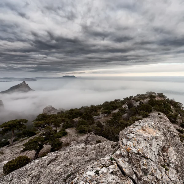 Stormachtige wolken boven berg — Stockfoto