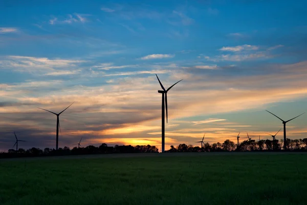 Силует вітряної енергетичної турбіни — стокове фото