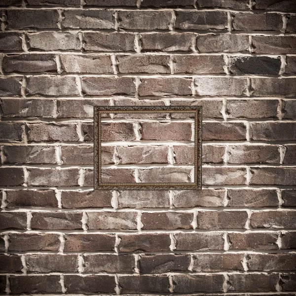 Moldura vazia na parede de tijolo — Fotografia de Stock