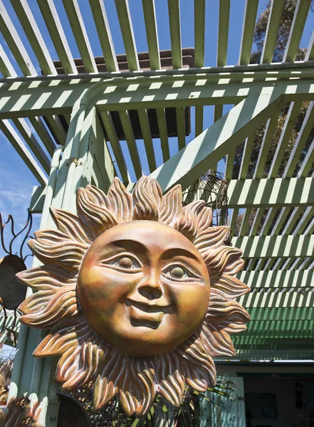 Souriant visage de soleil en céramique — Photo