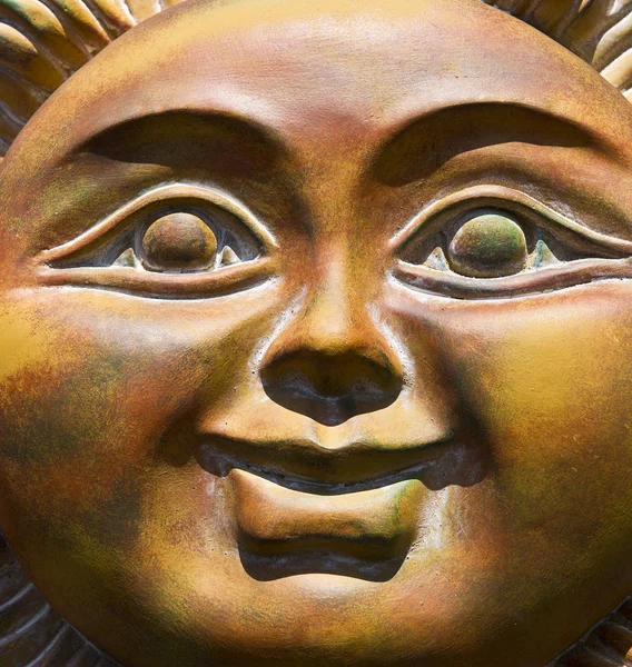 Souriant visage de soleil en céramique — Photo